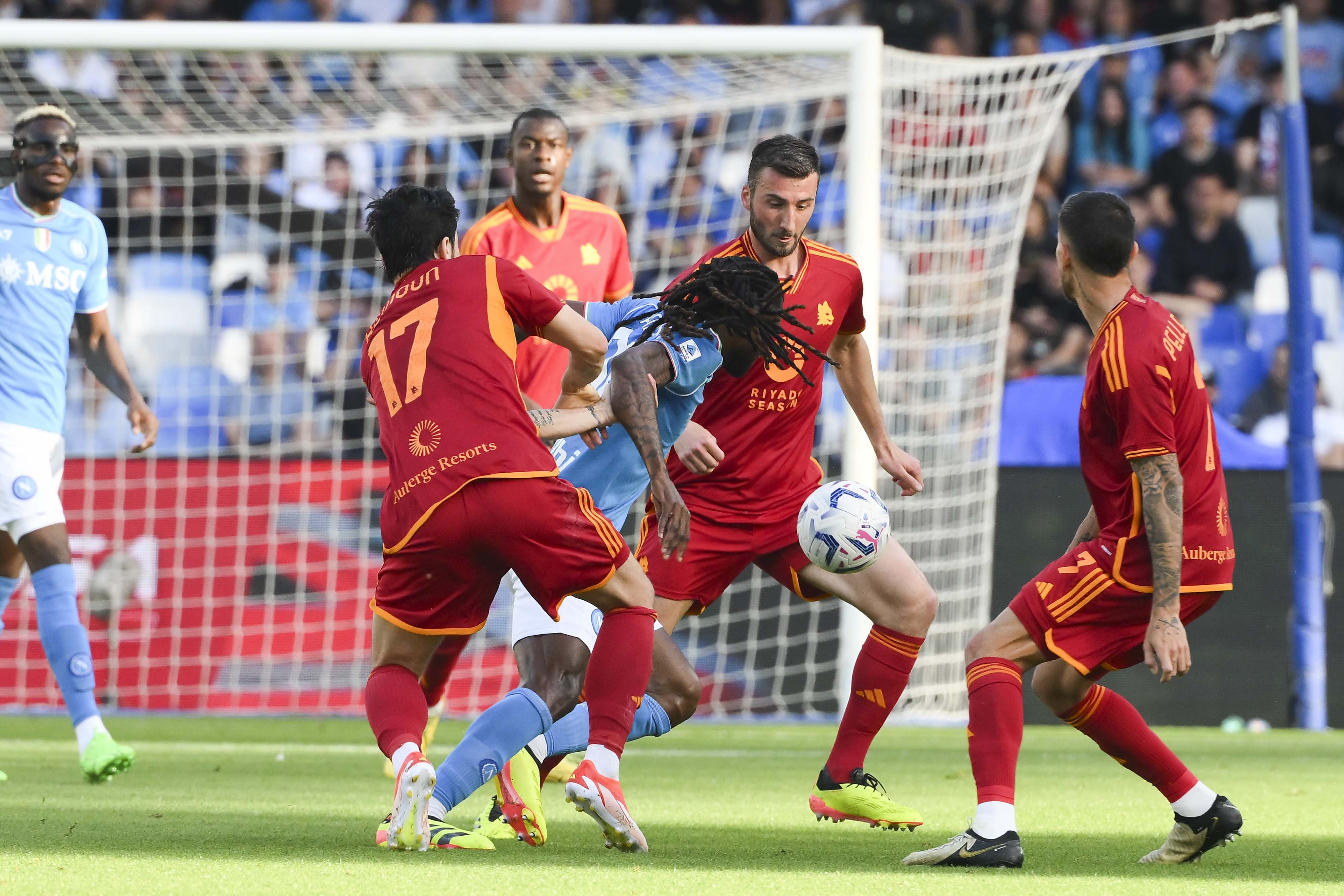 包含欧洲足球联赛群星耀眼，赛场上的猛将令人震撼的词条